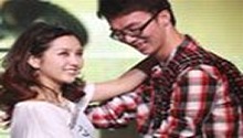 何洁与歌迷一起跳贴面舞